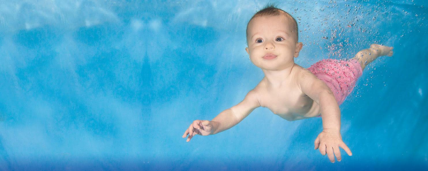 baby swimming classes making friends
